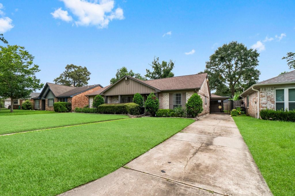 Photo of 17610 Crestline Road, Humble, TX 77396 (MLS # 54069828)