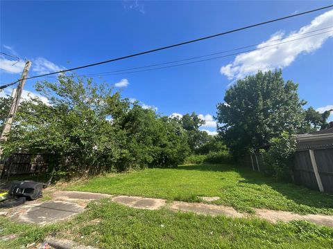 Photo of 4806 Farmer Street, Houston, TX 77020 (MLS # 68537870)