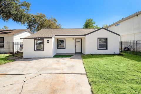 Photo of 7109 Saint Augustine Street, Houston, TX 77021 (MLS # 9455114) Photo of 7109 Saint Augustine Street, Houston, TX 77021 (MLS # 9455114)