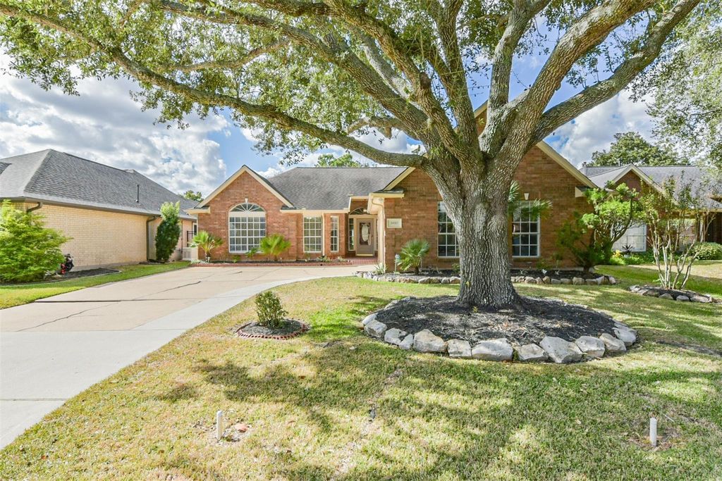 Photo of 3810 E Peach Hollow Circle, Pearland, TX 77584 (MLS # 18668876)