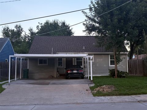 Photo of 717 Wafer Street, Pasadena, TX 77506 (MLS # 22966083)