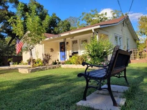 Photo of 905 Clinton Street, Brenham, TX 77833 (MLS # 31133032) Photo of 905 Clinton Street, Brenham, TX 77833 (MLS # 31133032)