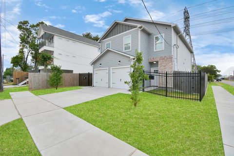 Photo of 3019 Elysian Street, Houston, TX 77009 (MLS # 22382492)