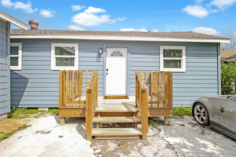 Photo of 7725 Avenue H #B, Houston, TX 77012 (MLS # 70383282)