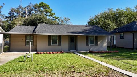Photo of 809 S Morgan Street, Angleton, TX 77515 (MLS # 88905311)