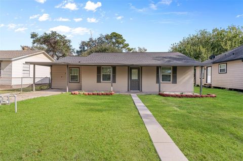 Photo of 809 S Morgan Street, Angleton, TX 77515 (MLS # 88905311)