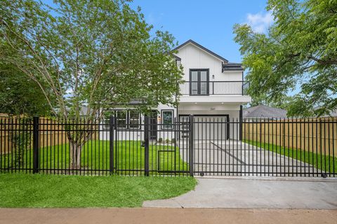 Photo of 2347 Knoblock St, Houston, TX 77023 (MLS # 79807611)