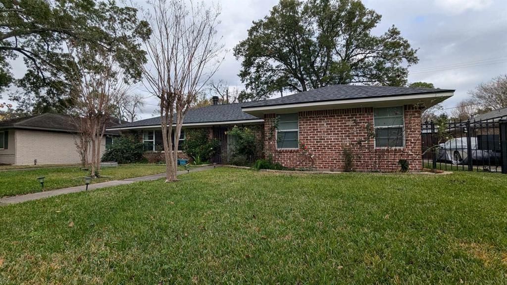 Photo of 5306 Briarbend Drive, Houston, TX 77096 (MLS # 63998952)