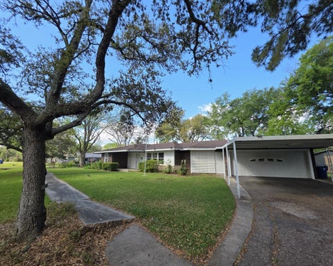 Homes For Sale - 813 N Morgan Street<br/> Angleton, TX 77515