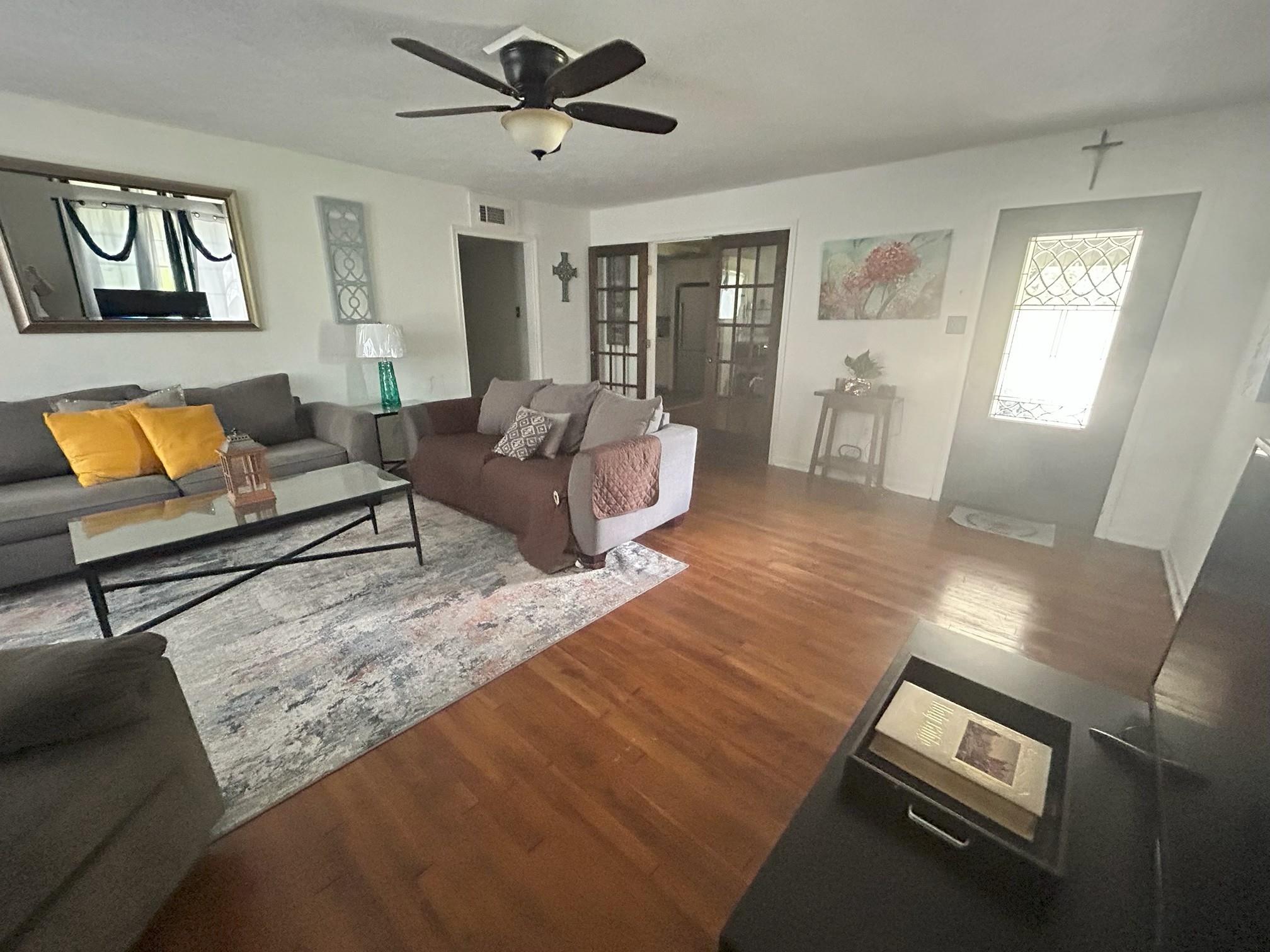 319 E Walnut