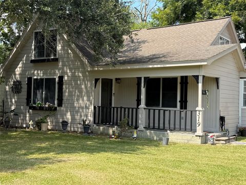 Photo of 319 E Walnut Ave, Winnie, TX 77665 (MLS # 46788474)