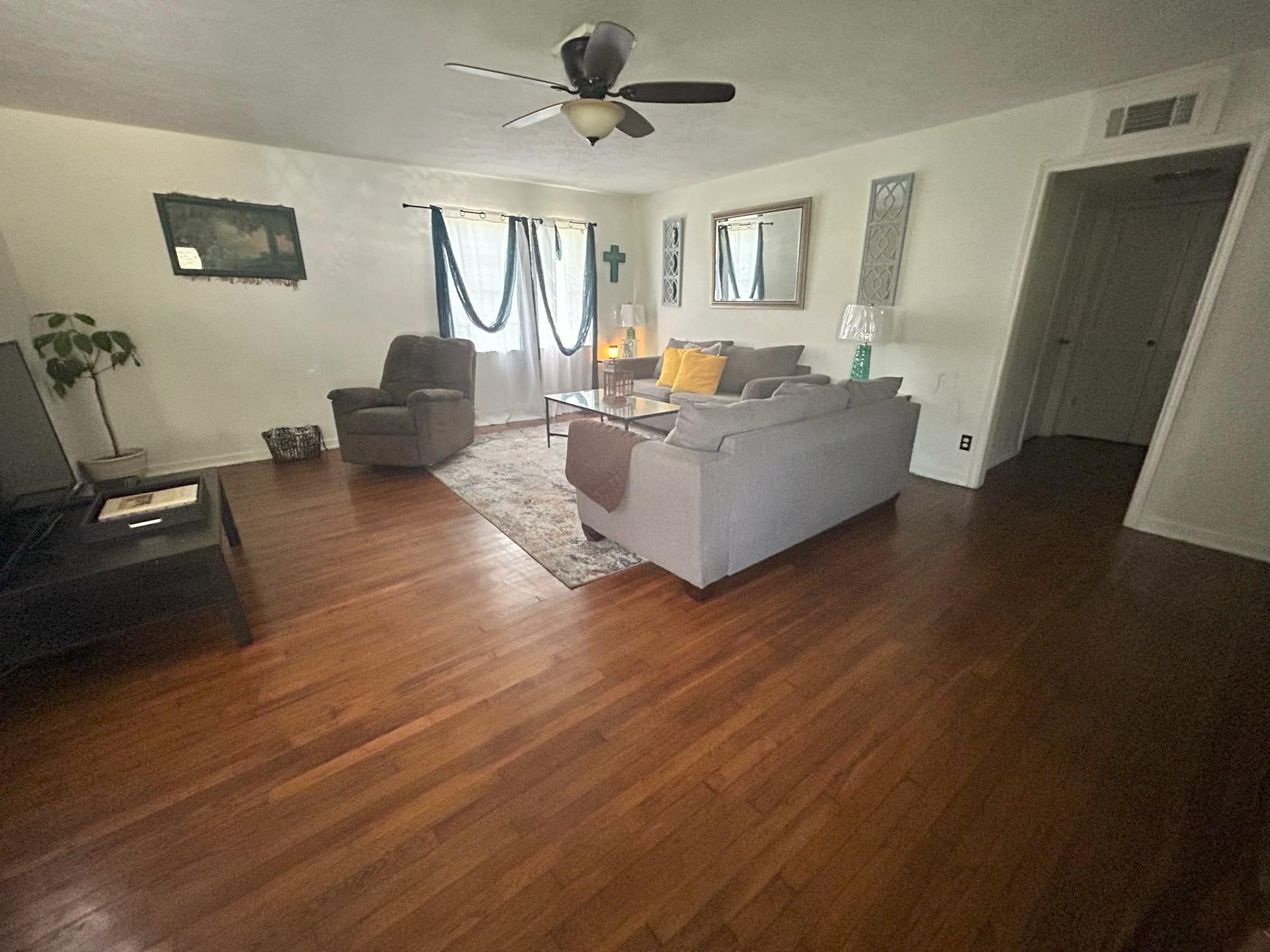 319 E Walnut