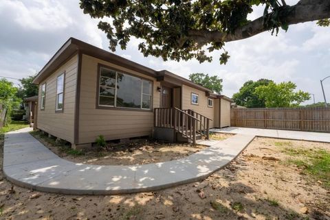 Photo of 220 Armstrong Street, Houston, TX 77029 (MLS # 97697095)