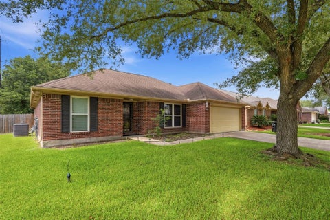 Photo of 5034 Glenview Drive, La Porte, TX 77571 (MLS # 2357940)