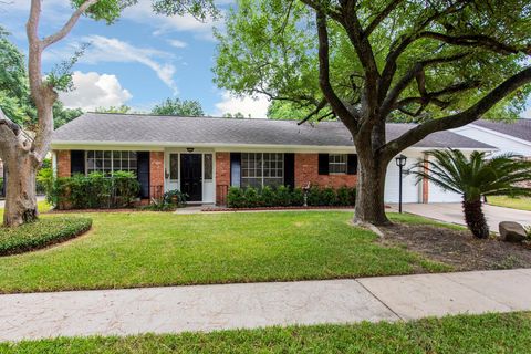 Photo of 8003 Sharpview Drive, Houston, TX 77036 (MLS # 31172445)