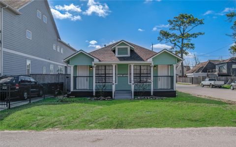 Photo of 702 E 25th Street, Houston, TX 77008 (MLS # 37852502)