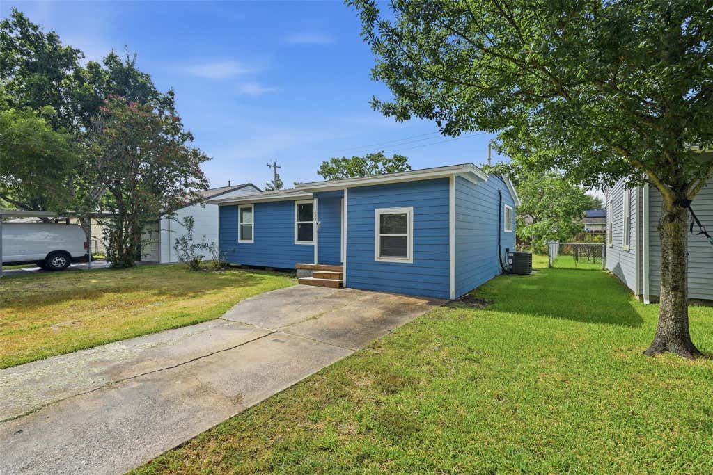 Photo of 225 19th Avenue N, Texas City, TX 77590 (MLS # 46652049)