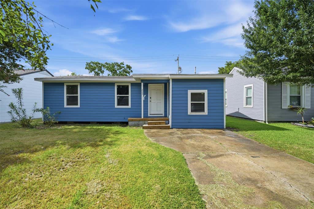 Photo of 225 19th Avenue N, Texas City, TX 77590 (MLS # 46652049)