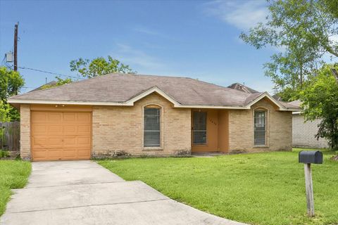 Photo of 12639 Chiswick Road, Houston, TX 77047 (MLS # 74865621)