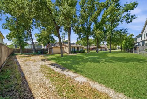 Photo of 1501 Early Lane, Houston, TX 77055 (MLS # 47719762)
