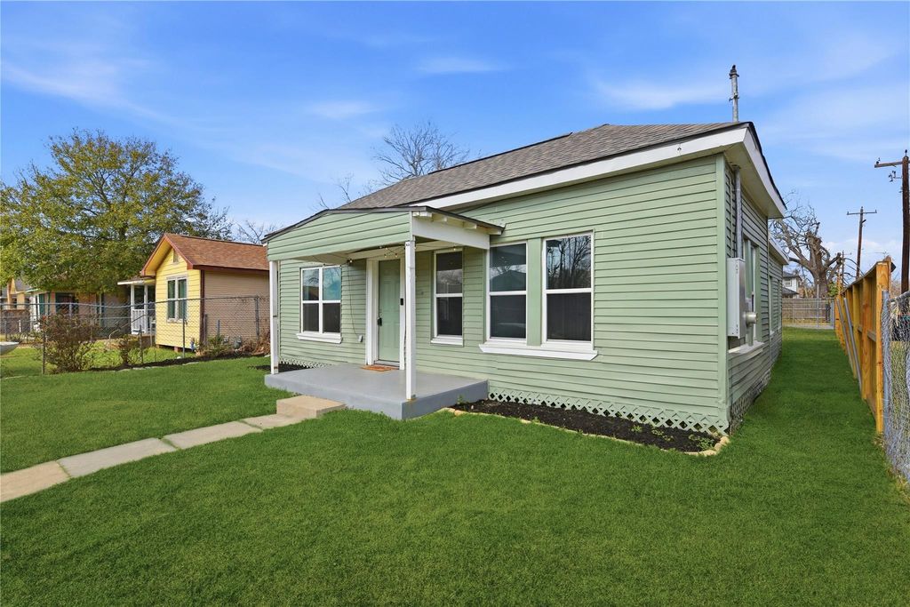 Photo of 122 E James Street, Baytown, TX 77520 (MLS # 76133991)