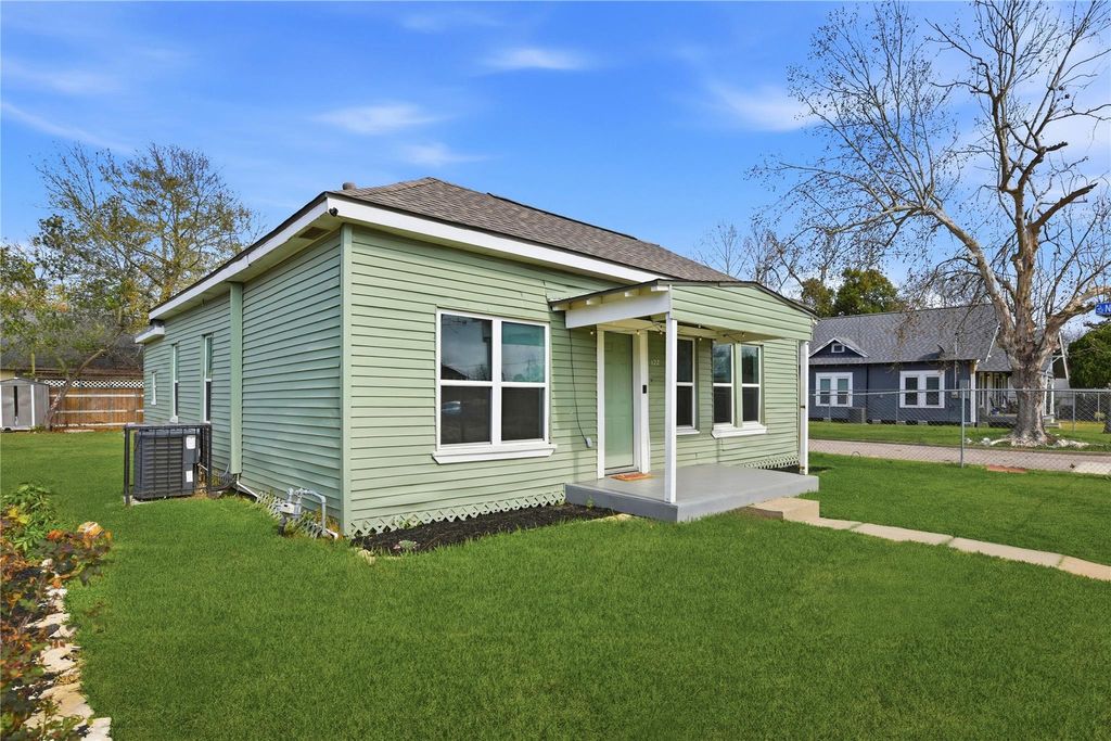Photo of 122 E James Street, Baytown, TX 77520 (MLS # 76133991)