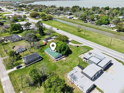 Homes For Sale - 810 Miller St<br/> Anahuac, TX 77514