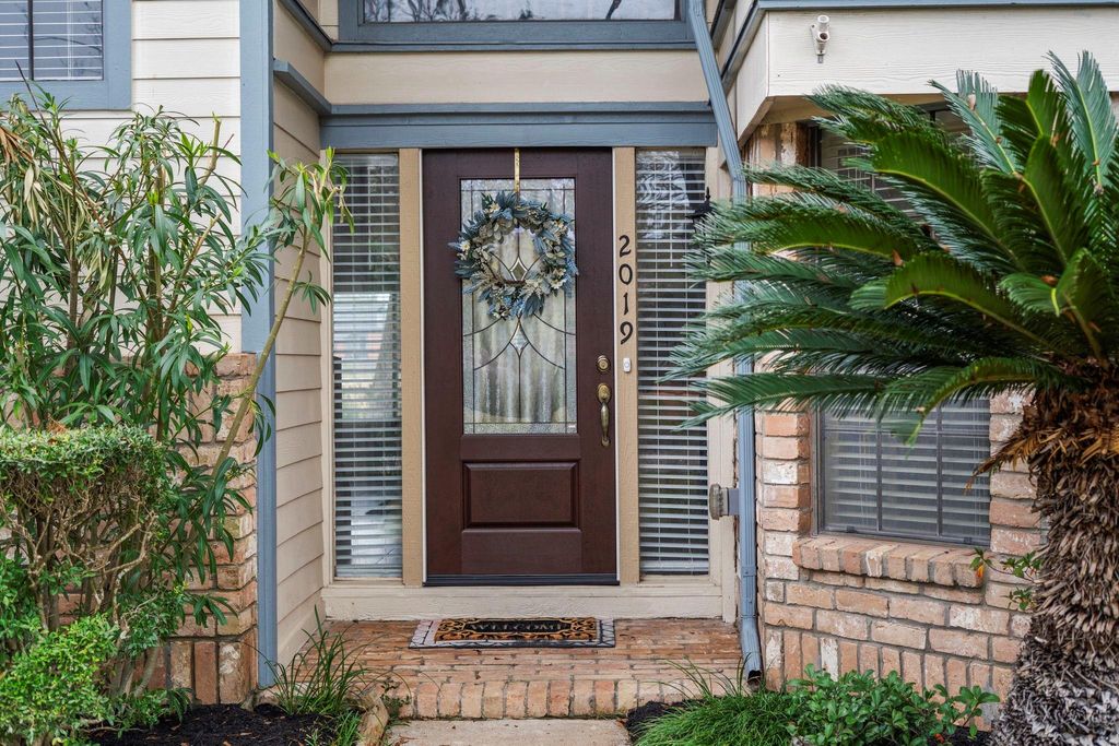 Photo of 2019 Braesmeadow Lane, Sugar Land, TX 77479 (MLS # 21527042)