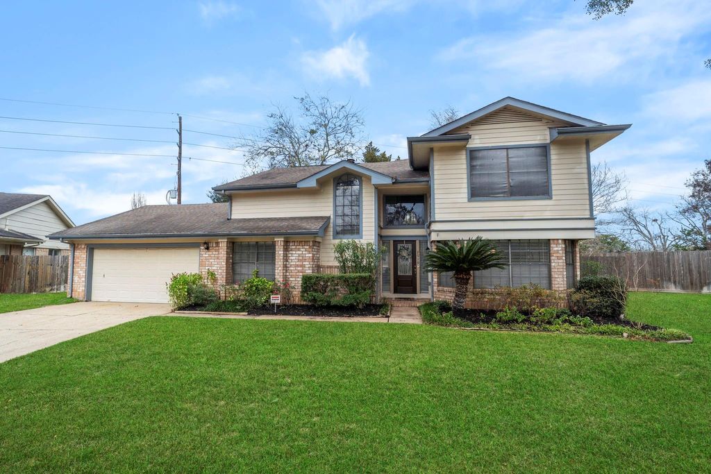 Photo of 2019 Braesmeadow Lane, Sugar Land, TX 77479 (MLS # 21527042)