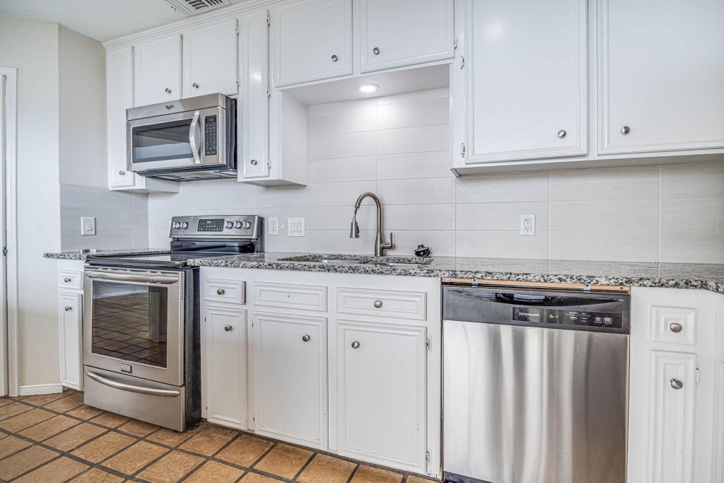 Photo of 800 Country Place Drive #1301, Houston, TX 77079 (MLS # 25721138)