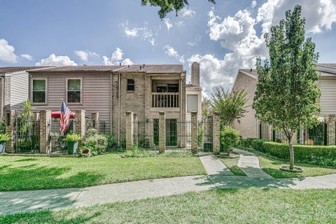 Photo of 800 Country Place Drive #1301, Houston, TX 77079 (MLS # 25721138)