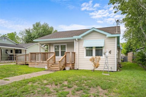 Photo of 405 N College Street, Weimar, TX 78962 (MLS # 96101610)