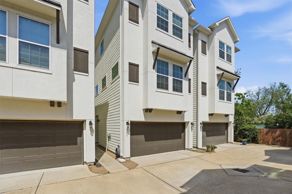 Photo of 2057 Sherwood Forest Street, Houston, TX 77043 (MLS # 62194542)