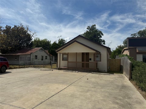 Photo of 210 N Main Street, Highlands, TX 77562 (MLS # 84364339)