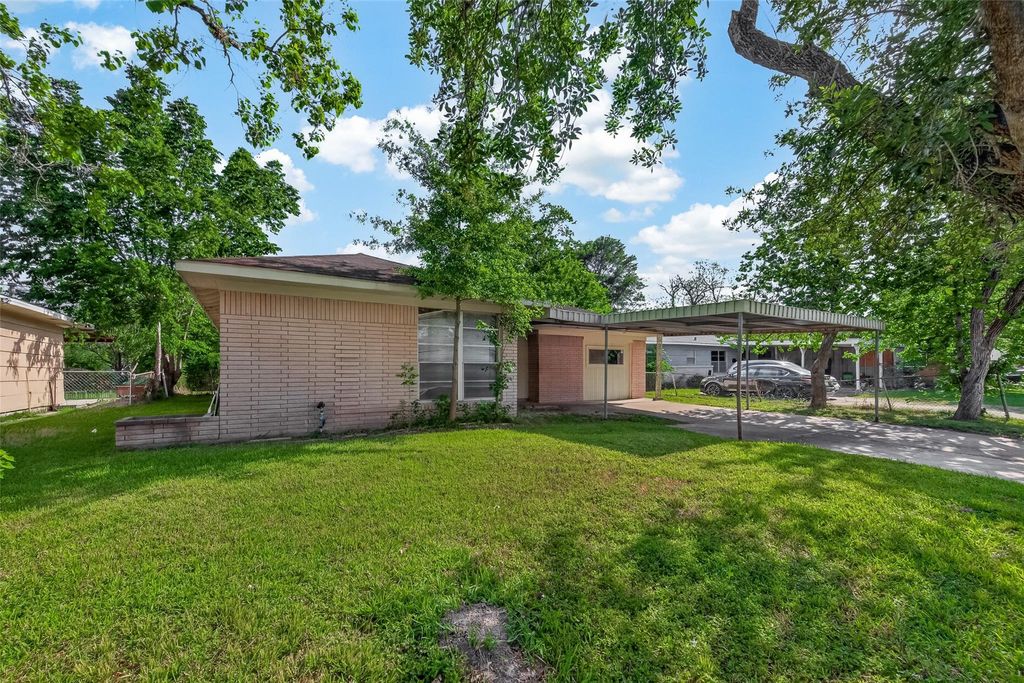 Photo of 5810 Flamingo Drive, Houston, TX 77033 (MLS # 14526608)