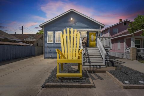 Photo of 3024 Avenue R 1/2, Galveston, TX 77550 (MLS # 28493946)