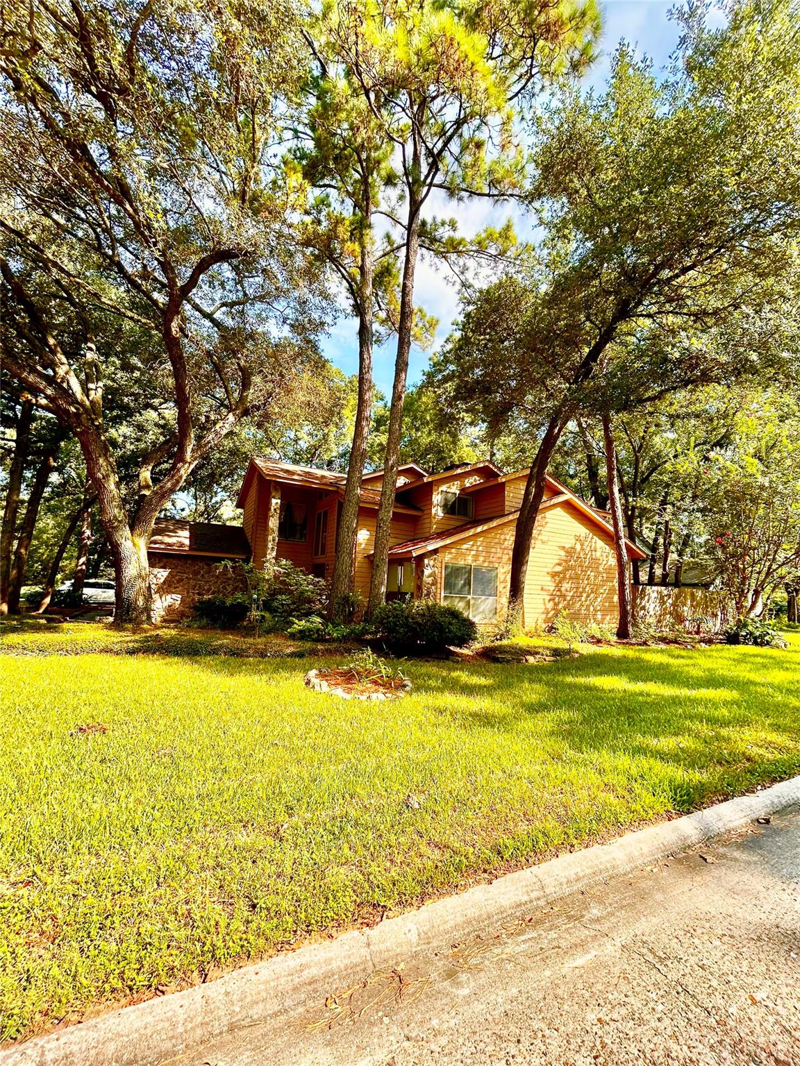 2 Crescent Falls Court