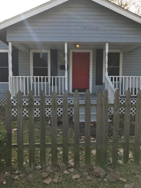 Photo of 908 W 23rd Street, Houston, TX 77008 (MLS # 34161069)