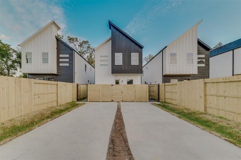 Photo of 9435 Pembrook St St, Houston, TX 77016 (MLS # 67991460)