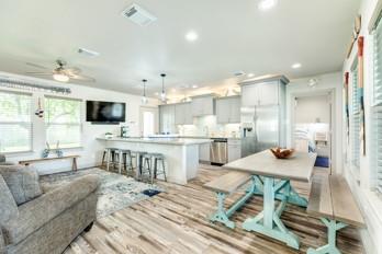 Photo of 117 Tarpon Avenue, Galveston, TX 77550 (MLS # 21515557)