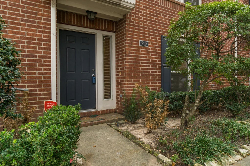 Photo of 910 W Heights Hollow Lane, Houston, TX 77007 (MLS # 15325321)