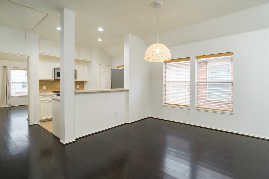 Photo of 910 W Heights Hollow Lane, Houston, TX 77007 (MLS # 15325321)