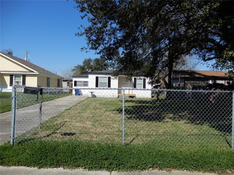 Photo of 320 17th Avenue N, Texas City, TX 77590 (MLS # 49042220)