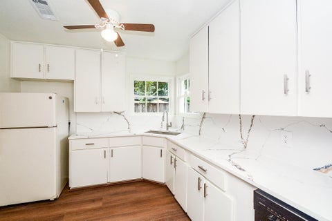 Tiny photo for 1302 Lamesa Avenue, Pasadena, TX 77506 (MLS # 30589037)