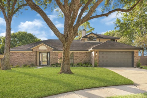 Homes For Sale - 2506 Walnut Grove Court<br/> Pearland, TX 77584