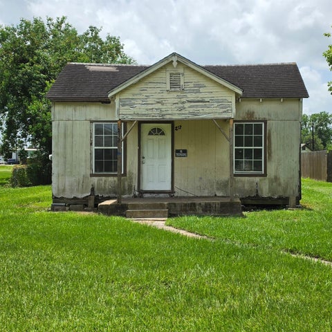 Photo of 213 W Jackson Street, West Columbia, TX 77486 (MLS # 94193494)