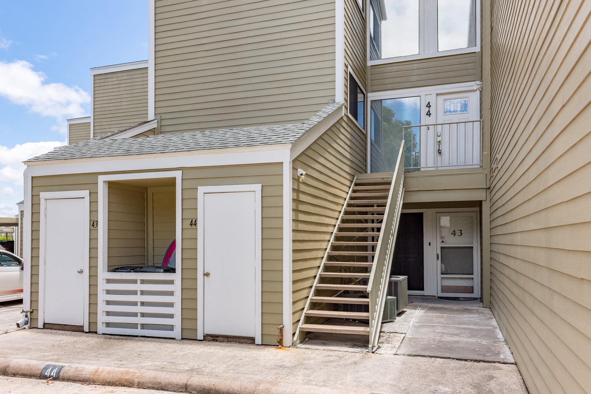 44 April Point Drive S