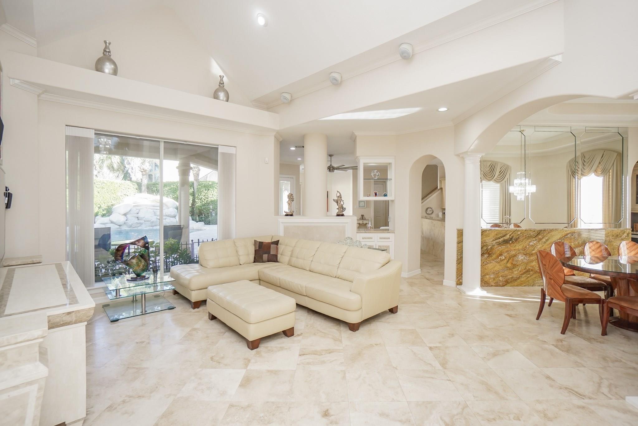 10 Lake Mist Court