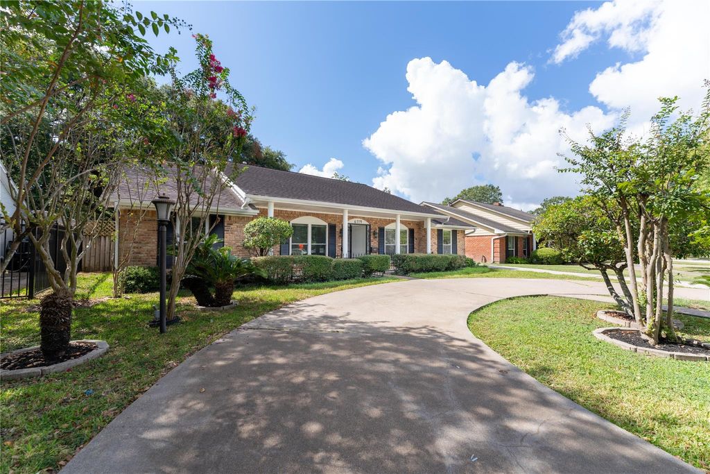 Photo of 6119 S Braeswood Boulevard, Houston, TX 77096 (MLS # 16001217)