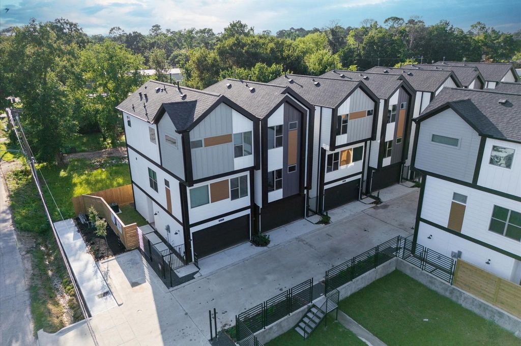 Photo of 812 Curtin Street #B, Houston, TX 77018 (MLS # 20584836)